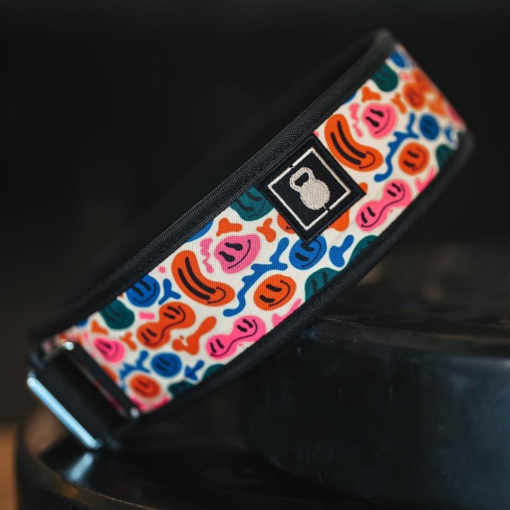 2POOD Gewichthebergürtel Dazed & Confused – auffälliger Trainingsgürtel mit buntem Smiley-Muster auf schwarzem Hintergrund.