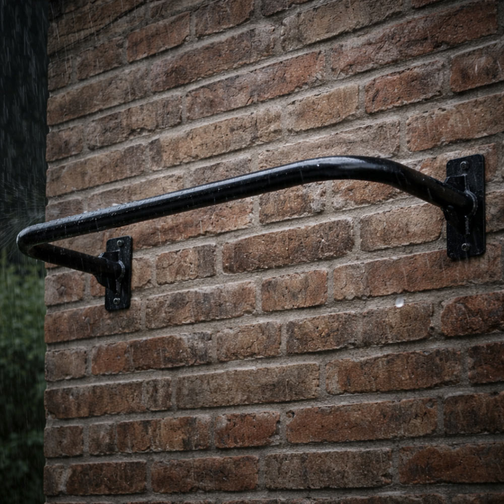 Affenhand Pull Up Stange Outdoor Affenhand Pull Up Stange Outdoor fest verschraubt an einer Außenwand, massiver Stahl, stabile Konstruktion bis 200 kg