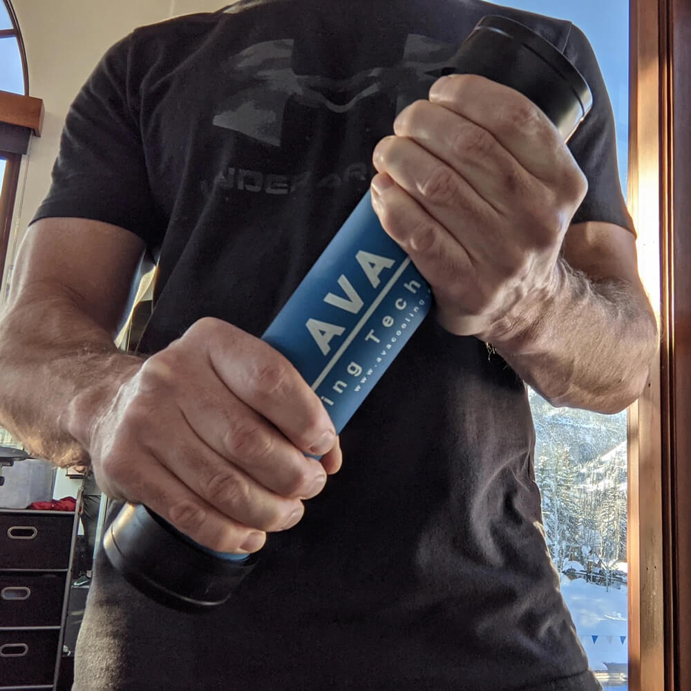 Athlet hält blaue AVA Cooling Bar fest mit beiden Händen für effektives Palm Cooling beim Training
