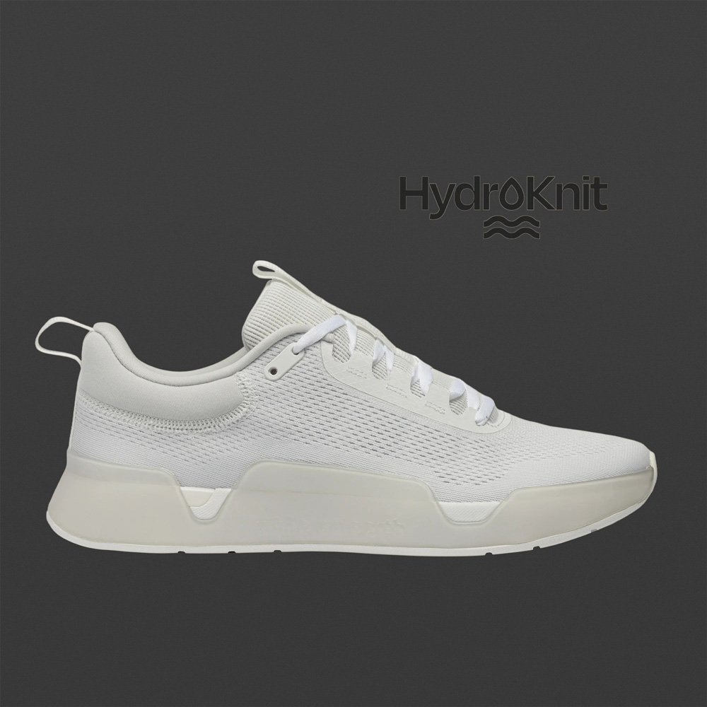 While on Earth Move Trainer in Weiß, Seitenansicht: wasserabweisendes Upper, damit Regen und Spritzer deinen Look nicht killen.