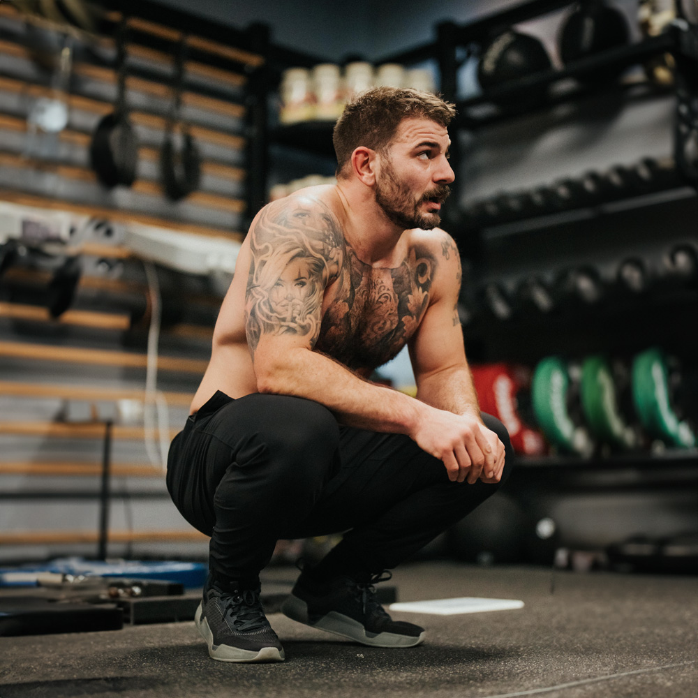 While on Earth Move Trainer im Gym beim tiefen Squat: stabiler Bodenkontakt und Kontrolle, damit du Druck machst ohne zu rutschen.