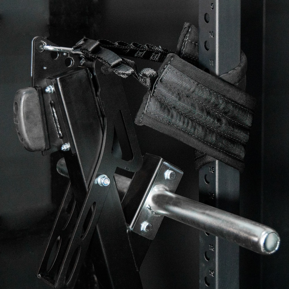 Befestigung der Belt Squat Erweiterung am Rack, robust und sicher.