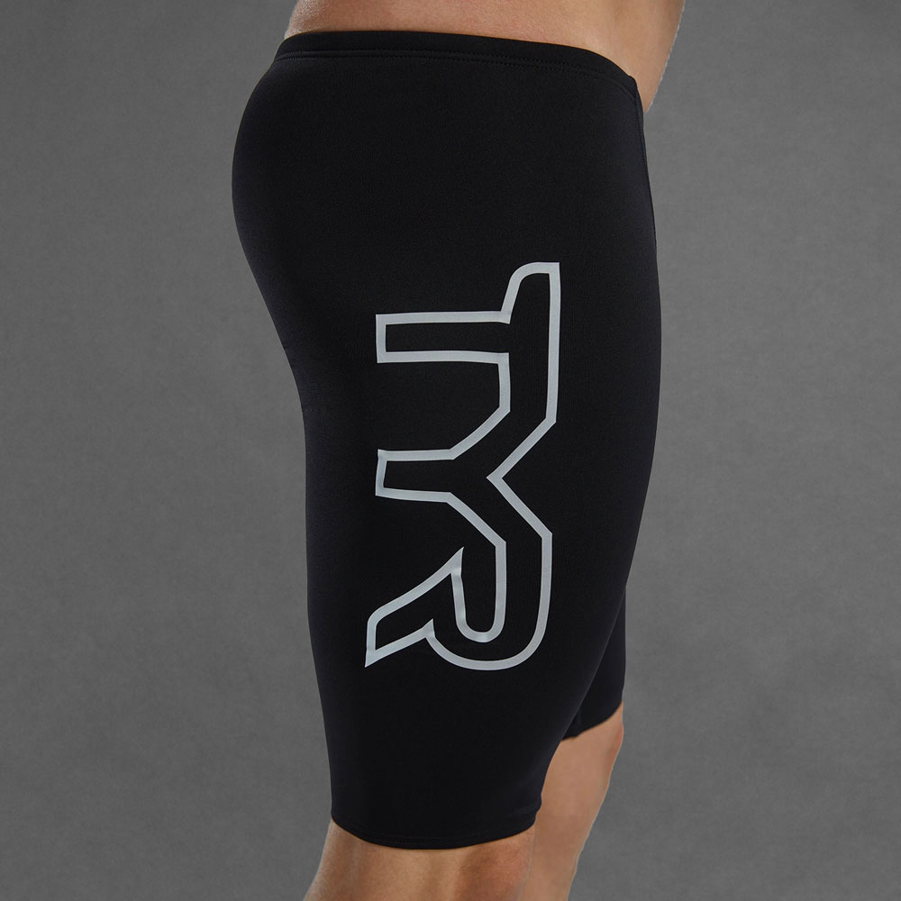 Stylische TYR Jammer Badehose in dunklem Finish.